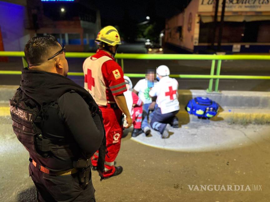$!Paramédicos de la Cruz Roja valoraron al conductor en el sitio.