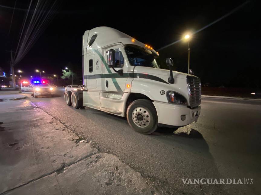 ‘Güelita’ se lleva un susto en Saltillo: ¡la choca tráiler y por poco no la cuenta!
