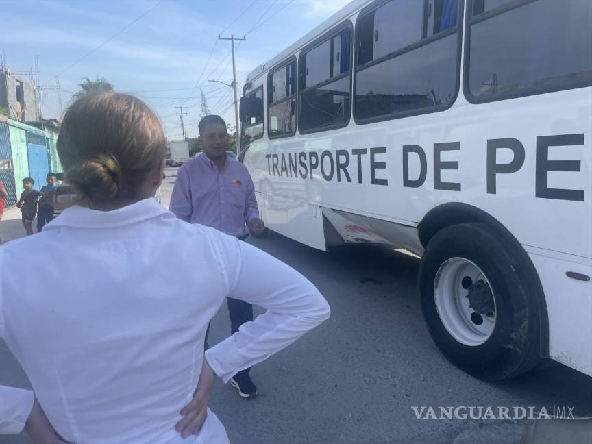 Chofer arriesga a trabajadores, se pasa alto en la Omega, en Saltillo