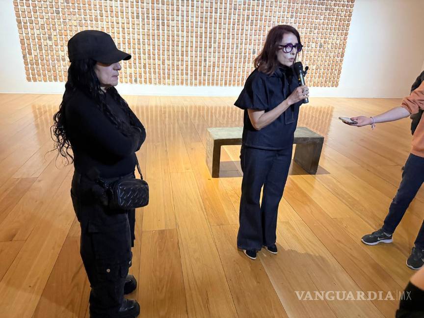 Exhibe Marco obras realizadas con prendas ensangrentadas de víctimas de feminicidio