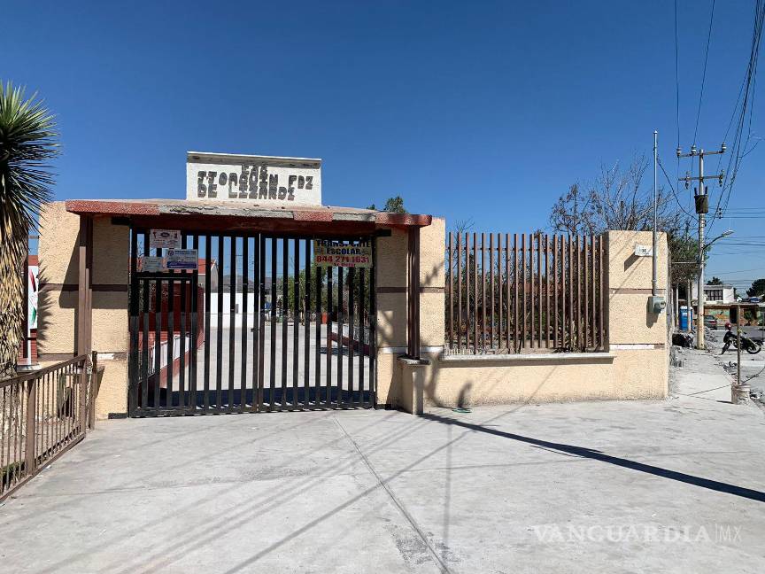 Con amenazas, padres de familia logran que la Sedu contrate intendente en escuela de Saltillo