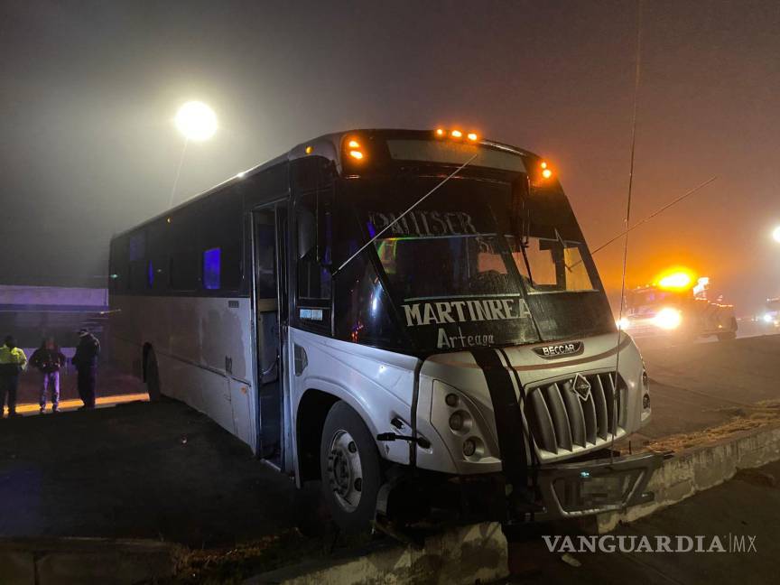 $!El transporte de personal dentro del canal pluvial tras derrapar en el bulevar Fundadores.