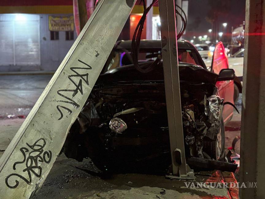 $!El fuerte impacto dejó semáforos fuera de servicio en la intersección de Francisco Coss y Mariano Abasolo.