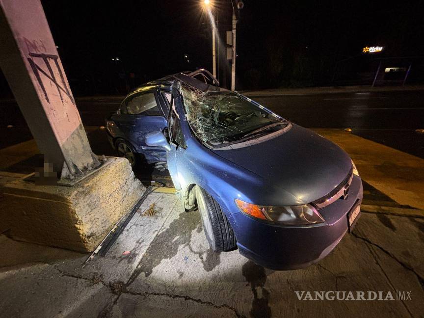 $!El conductor perdió el control del auto mientras esquivaba a otro vehículo en Paseo de la Reforma.