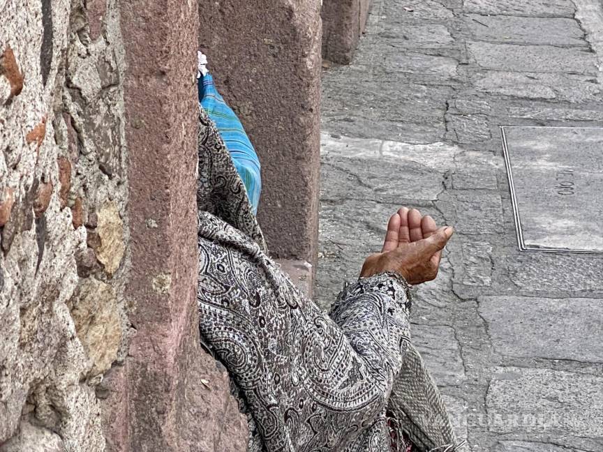 $!Una persona pide dinero en una calle de San Miguel de Allende.