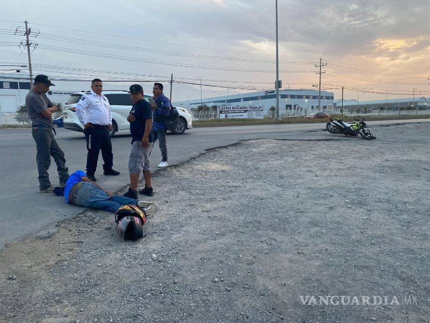 Jóvenes motociclistas se impactan contra camioneta, en Saltillo