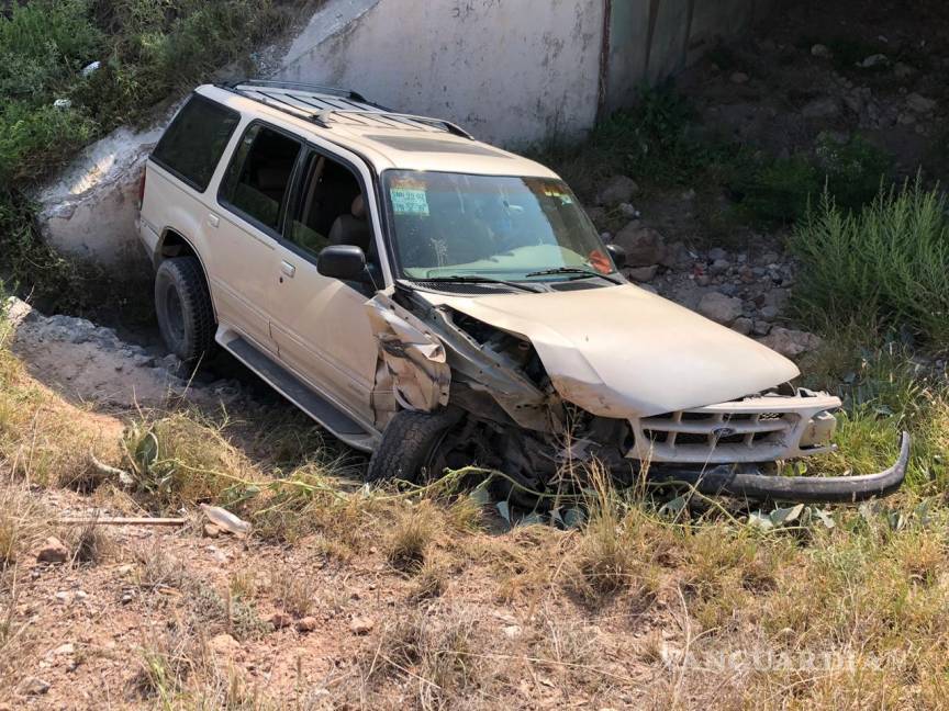 $!Destroza su camioneta tras perder el control en una curva de la carretera a Zacatecas