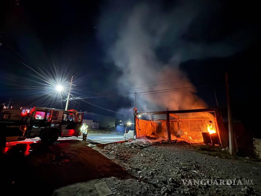 $!Elementos del cuerpo de Bomberos trabajaron para sofocar las llamas del inmueble.