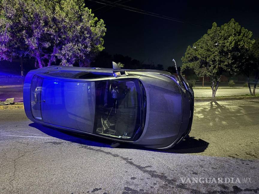 $!El impacto contra un árbol en el camellón central provocó que el Nissan utilizara el tronco como rampa antes de volcarse.