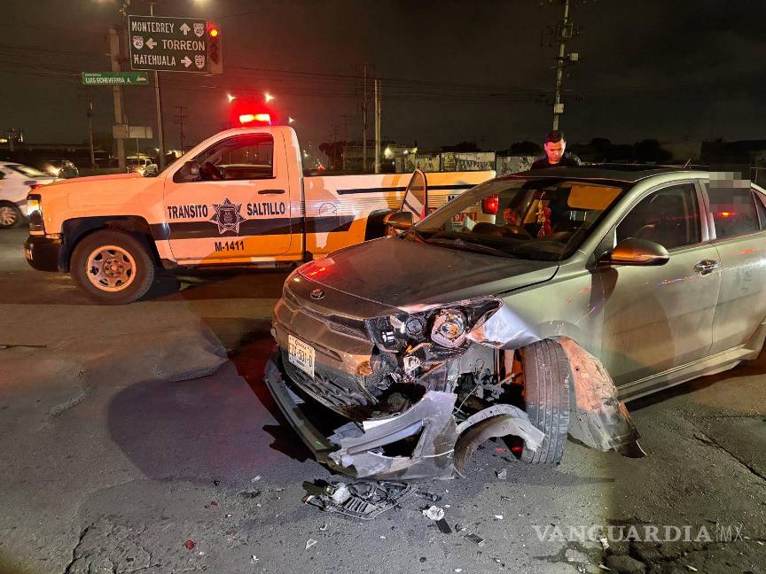 $!El automóvil KIA terminó obstruyendo parte de la vialidad tras el choque.