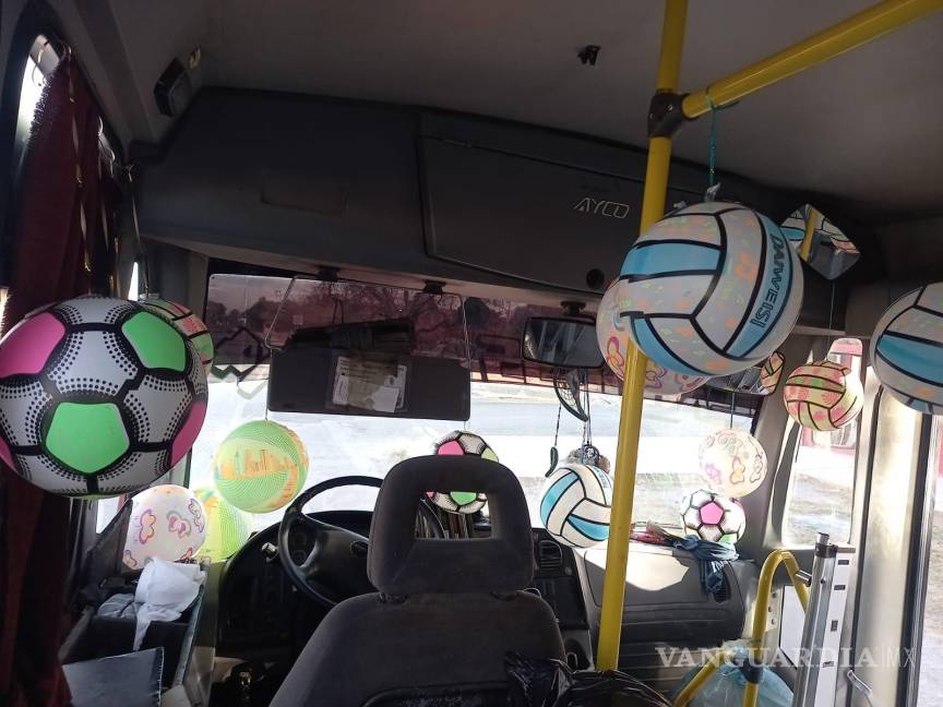 $!El conductor de la unidad 14 compartió felicidad entre los pasajeros infantiles.