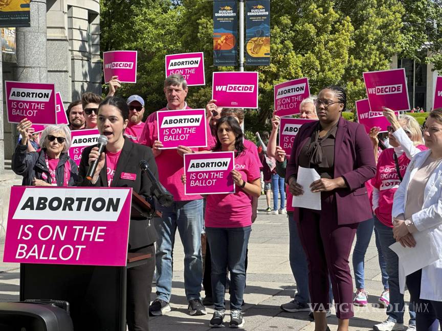 $!La organizadora de Planned Parenthood Votes en el Atlántico Sur, Emma Horst-Martz da un mensaje en Bicentennial Plaza en Raleigh, Carolina del Norte.