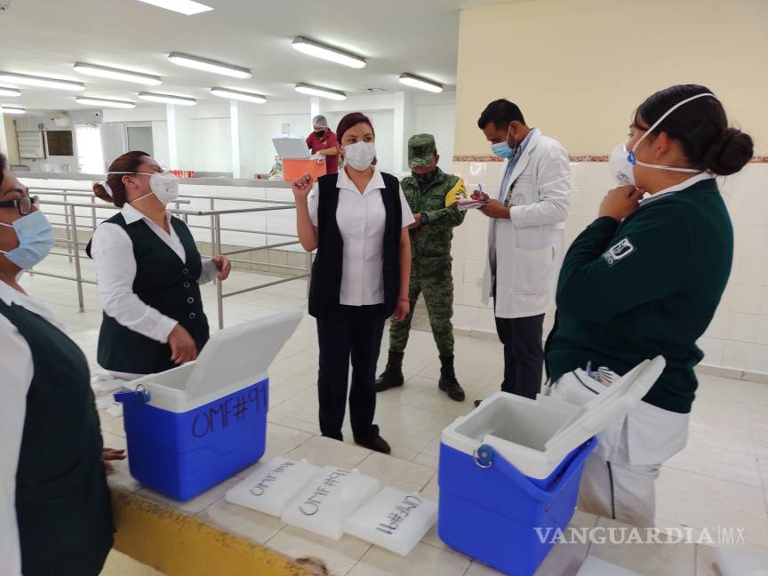 $!Abuelitos reciben vacuna al segundo intento; se formaron a pie en módulo vehicular de Saltillo