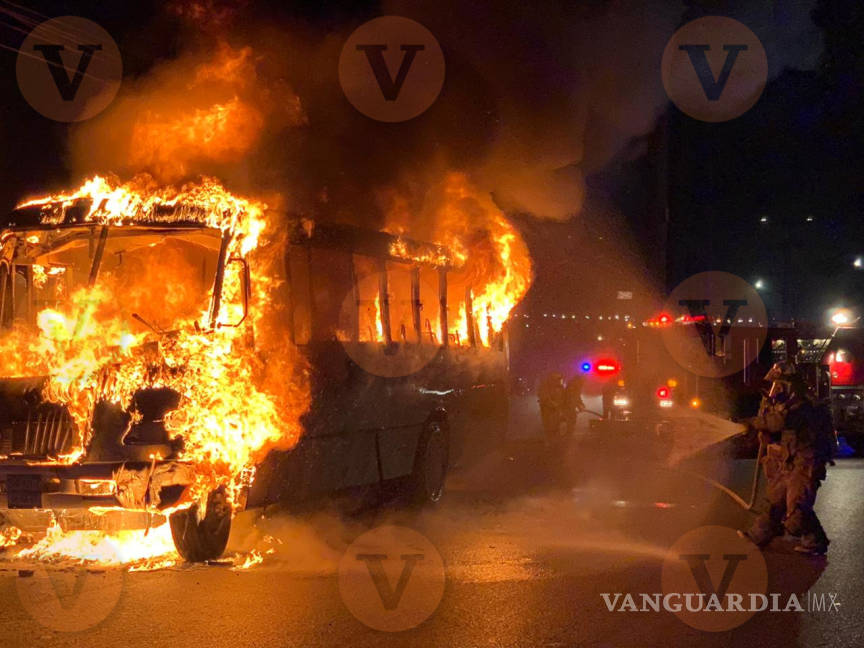 $!Falla mecánica provoca espectacular incendio de autobús de personal al oriente de Saltillo
