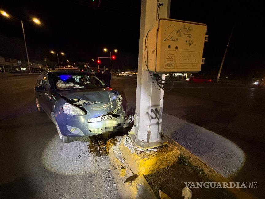 $!Elementos de Tránsito Municipal inspeccionan el área del accidente en la intersección con calle Reforma.