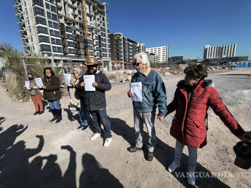 $!Un grupo de residentes de Saltillo protestaron por las condiciones de las calles deterioradas que contribuyeron al atropellamiento de Martha García.