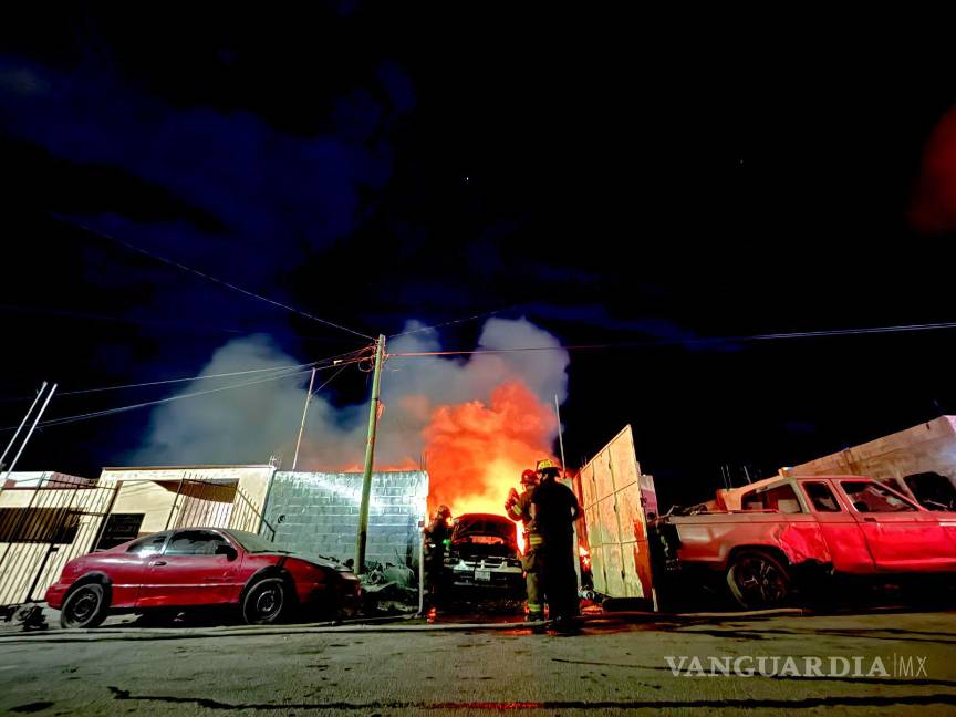 $!El incendio consumió cuartos del inmueble y alcanzó vehículos desmantelados que se encontraban en el patio.