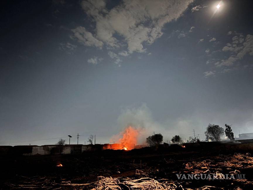 $!Vecinos reportaron el fuerte olor a quemado, que llegó hasta el centro de la ciudad.