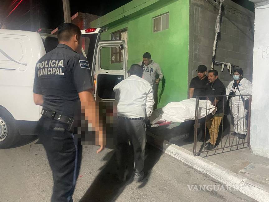 $!Personal forense realizó el levantamiento del cuerpo para determinar la causa de muerte.