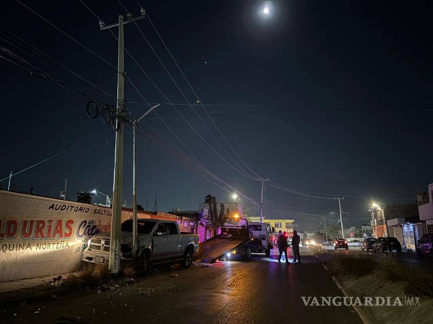 $!1. Elementos de Tránsito Municipal acudieron al sitio del choque para tomar conocimiento del percance.