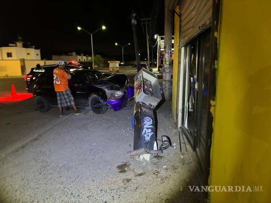 $!El Chevy afectado terminó proyectado contra un local de ropa.
