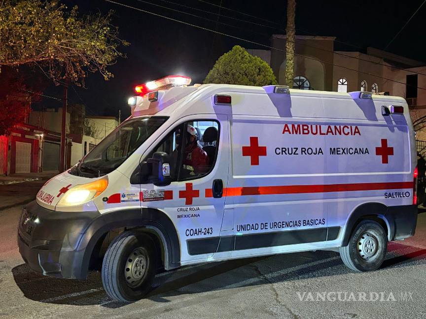 $!Paramédicos de la Cruz Roja atendieron a los pasajeros del vehículo MG que resultaron lesionados tras el impacto.