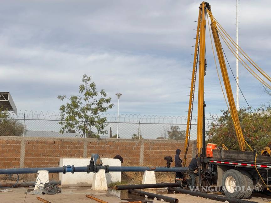 $!Simas Torreón normaliza el servicio de agua en varias colonias tras concluir labores en el pozo 26.