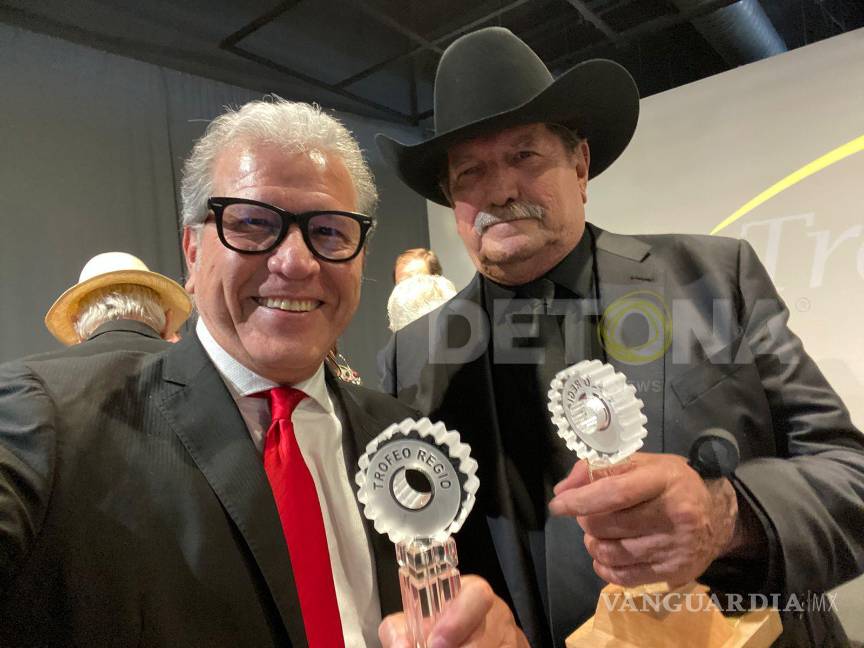 $!Oscar Flores, derecha, con el Trofeo Regio Edición 2024, también recibido por Plácido Garza, director de Grupo DETONA.