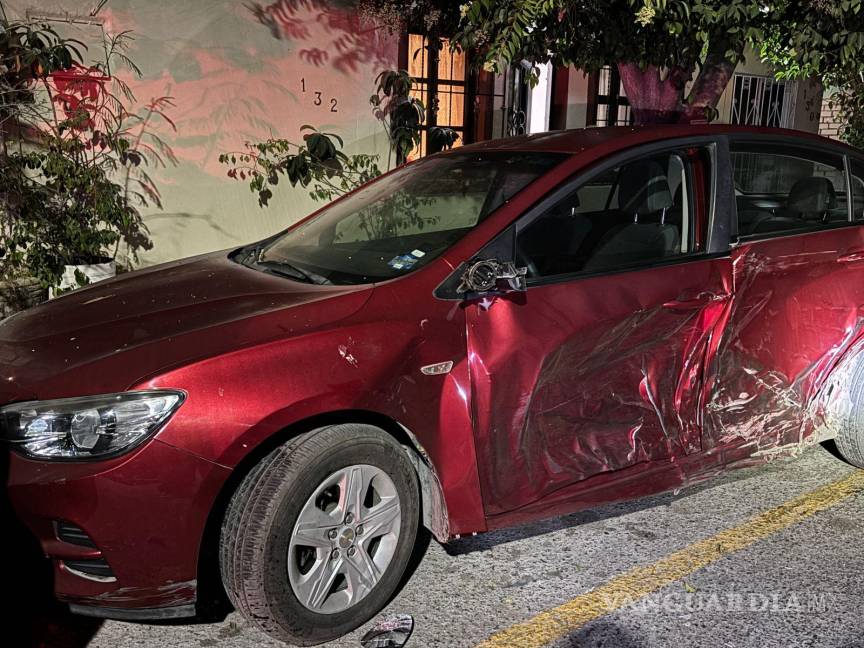 $!El Chevrolet Sonic estacionado terminó con severos daños tras ser proyectado contra otro vehículo.