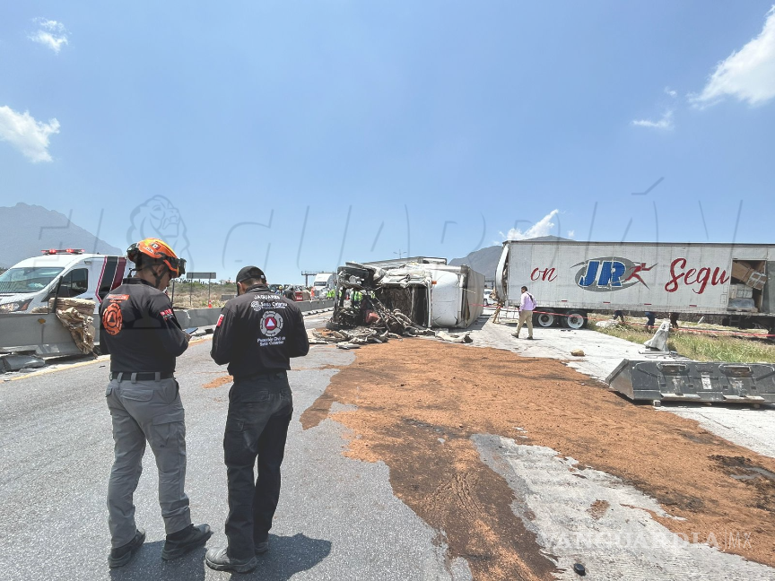 $!Rescatistas de Protección Civil brindaron los primeros auxilios tras el accidente registrado en la autopista.