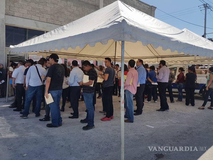 $!Más de 500 personas buscan empleo en tienda ancla de centro comercial de Monclova