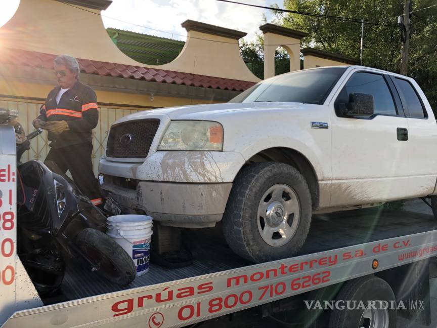 $!Pareja es embestida por camioneta mientras circulaban en su motocicleta en calle de Saltillo