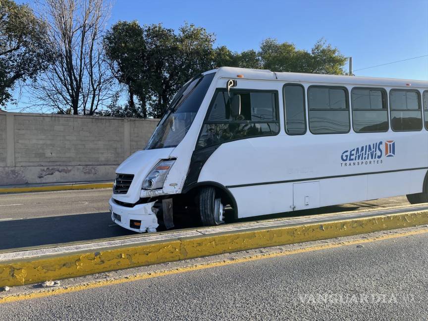 Transporte de personal choca contra camellón y casi vuelca en periférico LEA en Saltillo