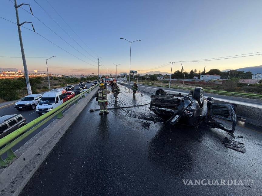 $!Elementos de Tránsito Municipal cerraron la vialidad mientras se controlaba el incendio.