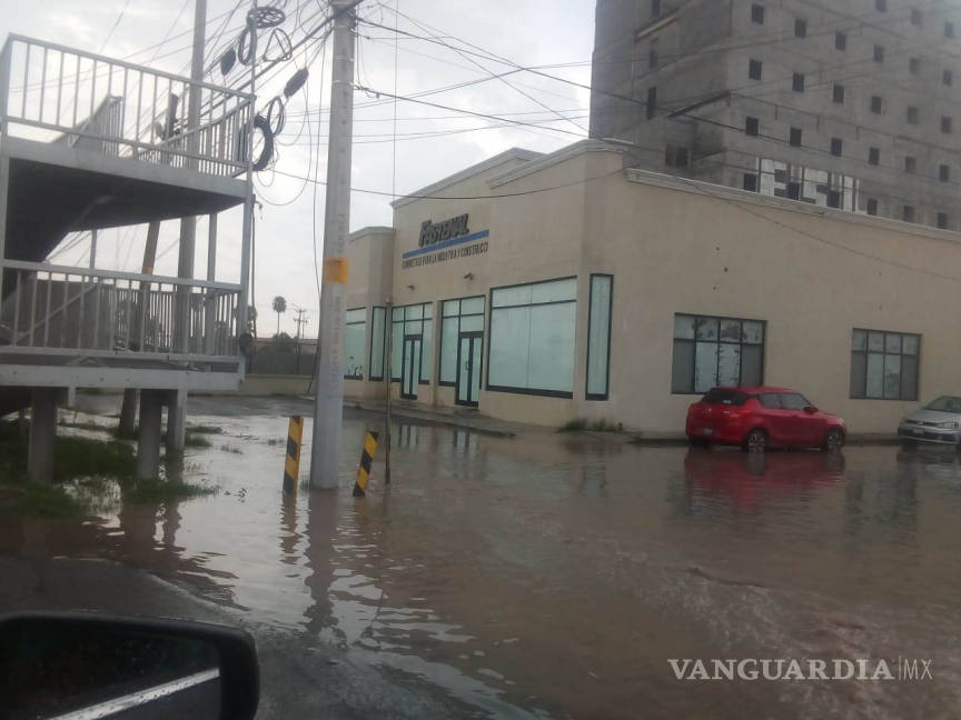 $!Acusan a hotel de inundaciones en colonia de Saltillo