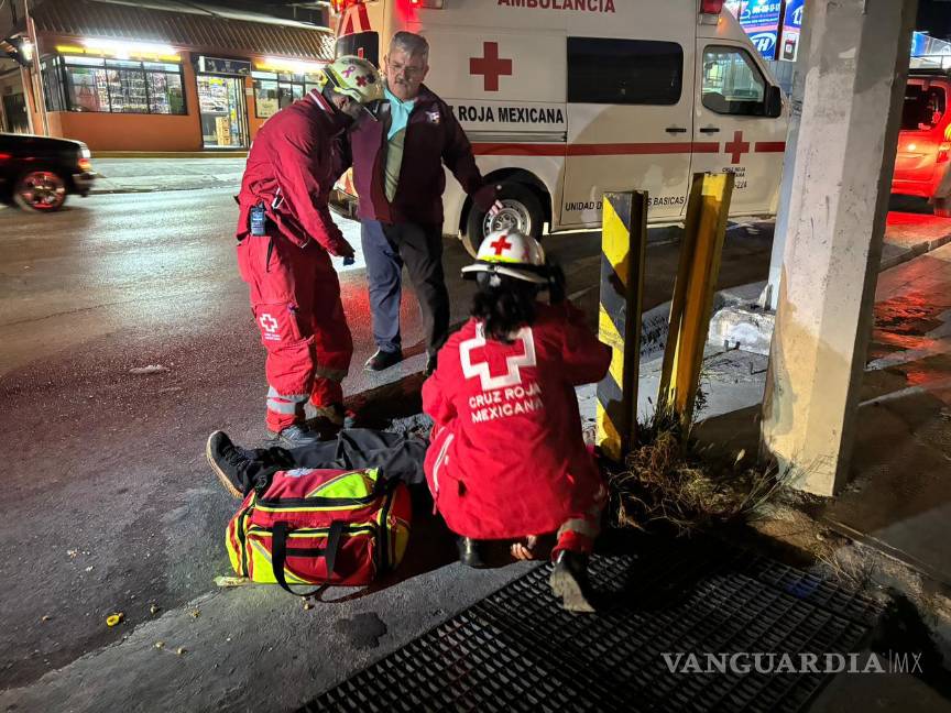 $!Paramédicos de la Cruz Roja atendieron al ciclista tras su caída en la avenida Presidente Cárdenas.