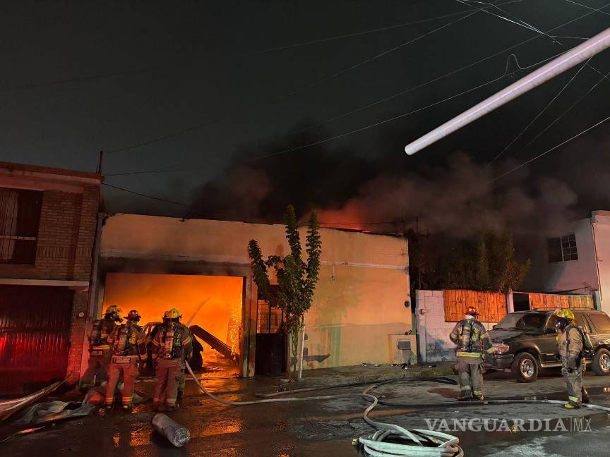 $!Elementos del Cuerpo de Bomberos trabajaron durante varias horas para controlar el incendio en la colonia Omega.