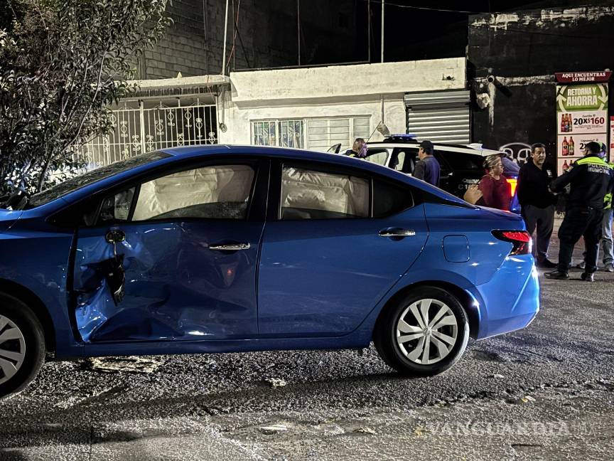 $!El conductor de un Nissan Versa provocó un accidente al ignorar un señalamiento de alto.