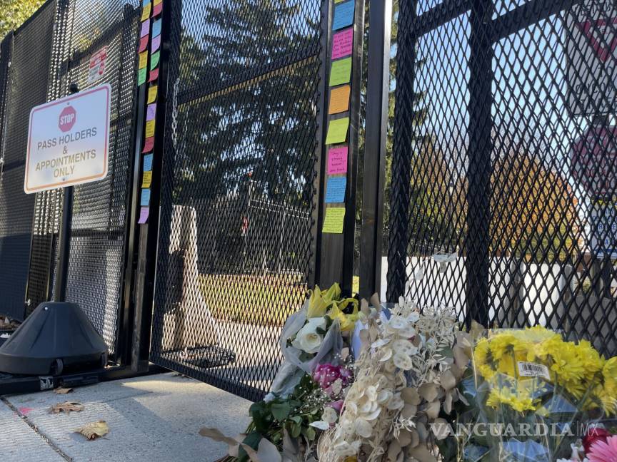 $!Fotografía de mensajes en la entrada de la residencia oficial de la vicepresidenta de Estados Unidos y candidata demócrata a la Casa Blanca, Kamala Harris, este viernes en el Observatorio Naval de Estados Unidos en Washington (Estados Unidos).