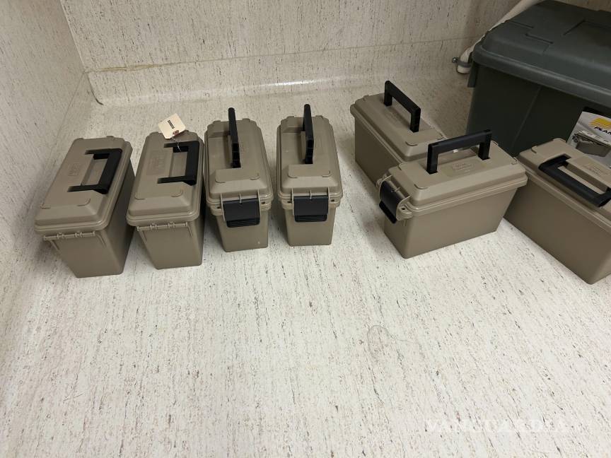 $!Cajas con armas. También se encontraron pistolas sin asegurar en toda la casa, declaró la jefa policial Carly Cappetto en un comunicado de prensa.
