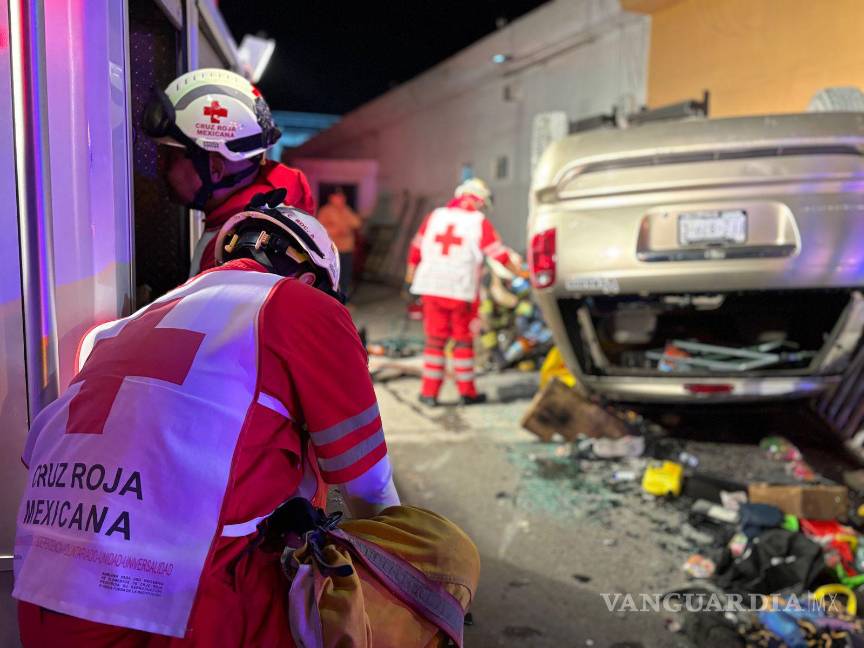 $!Elementos de rescate trabajan contra el tiempo para sacar al conductor y su acompañante, quienes quedaron prensados tras el fuerte impacto.