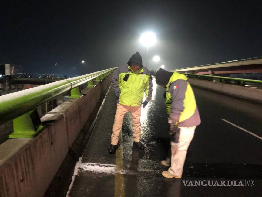 $!Elementos de Protección Civil esparcieron sal en el Distribuidor Vial “El Sarape” para evitar accidentes por el congelamiento del pavimento.