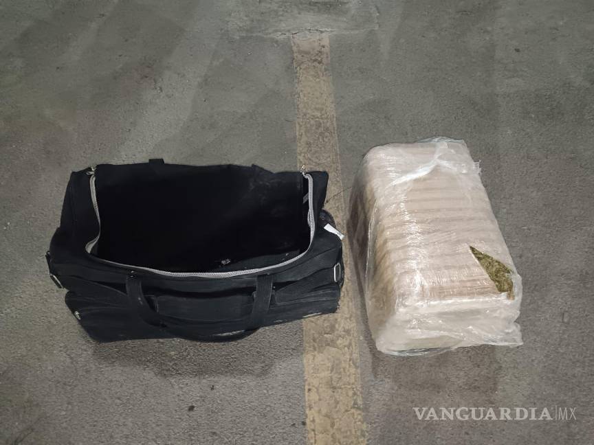 Detienen en Nuevo León a una mujer que iba a Acuña, Coahuila, con una maleta cargada de marihuana