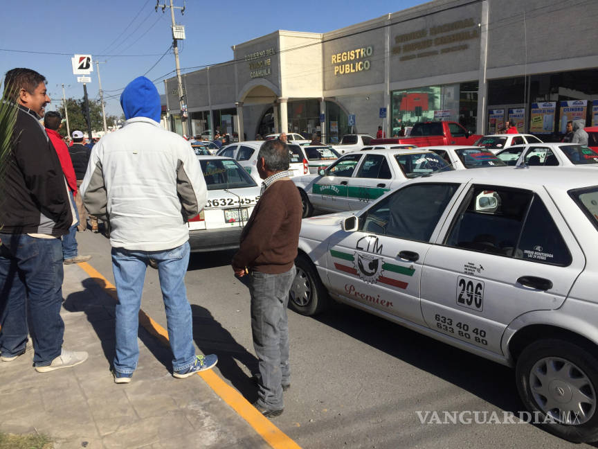 $!Taxistas bloquean vías en Monclova; piden se vaya Indriver y Uber