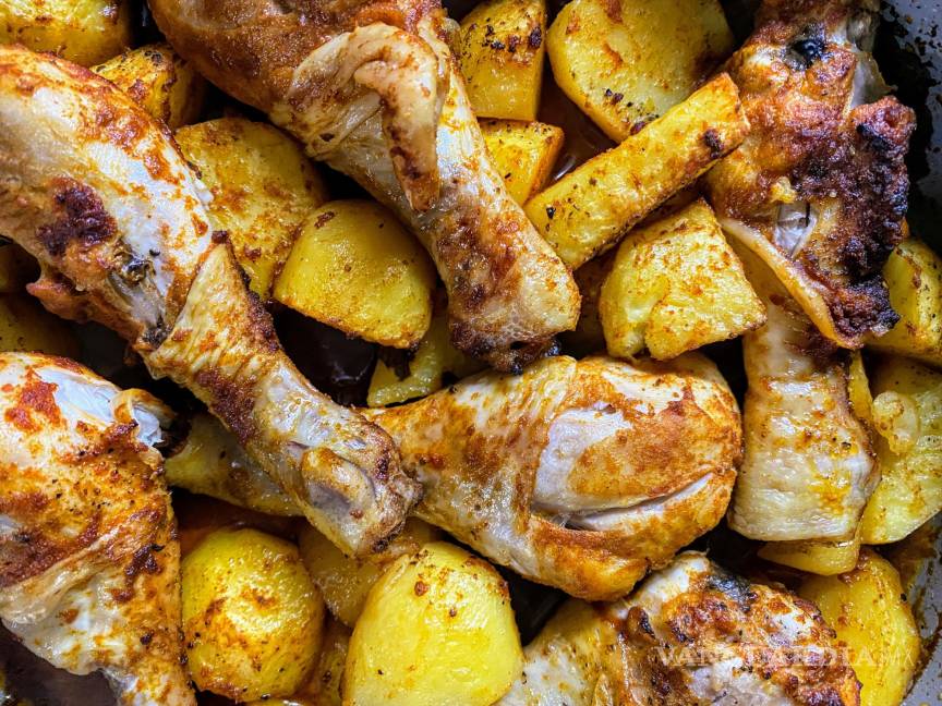 $!Pollo al horno con papas y especias.