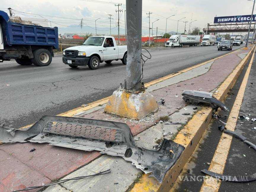 Pavimento mojado y exceso de velocidad provocan accidente en la carretera Monterrey-Saltillo