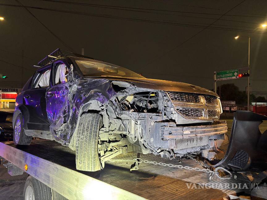 $!Afortunadamente, la conductora de la Dodge Journey no sufrió lesiones graves a pesar de la violencia del impacto.