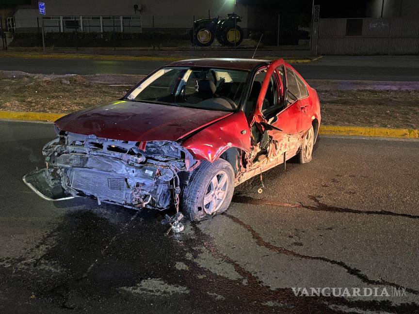 $!Testigos señalaron que varios jóvenes viajaban en el vehículo antes de que se estrellara contra el muro y saliera proyectado hacia el carril lateral.