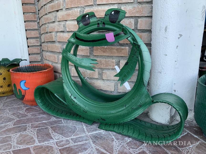 Saltillense elabora con llantas maceteros y hasta salas completas