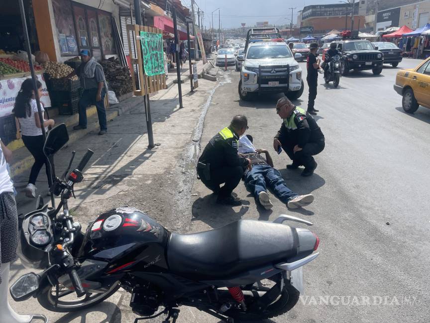 Motociclista se impacta contra camioneta, en Saltillo